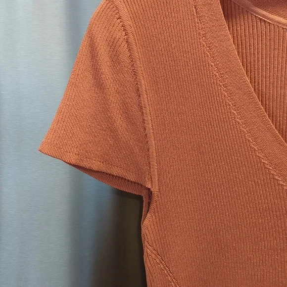 White House Black Market short sleeve ribbed top. Size M - Picture 3 of 8